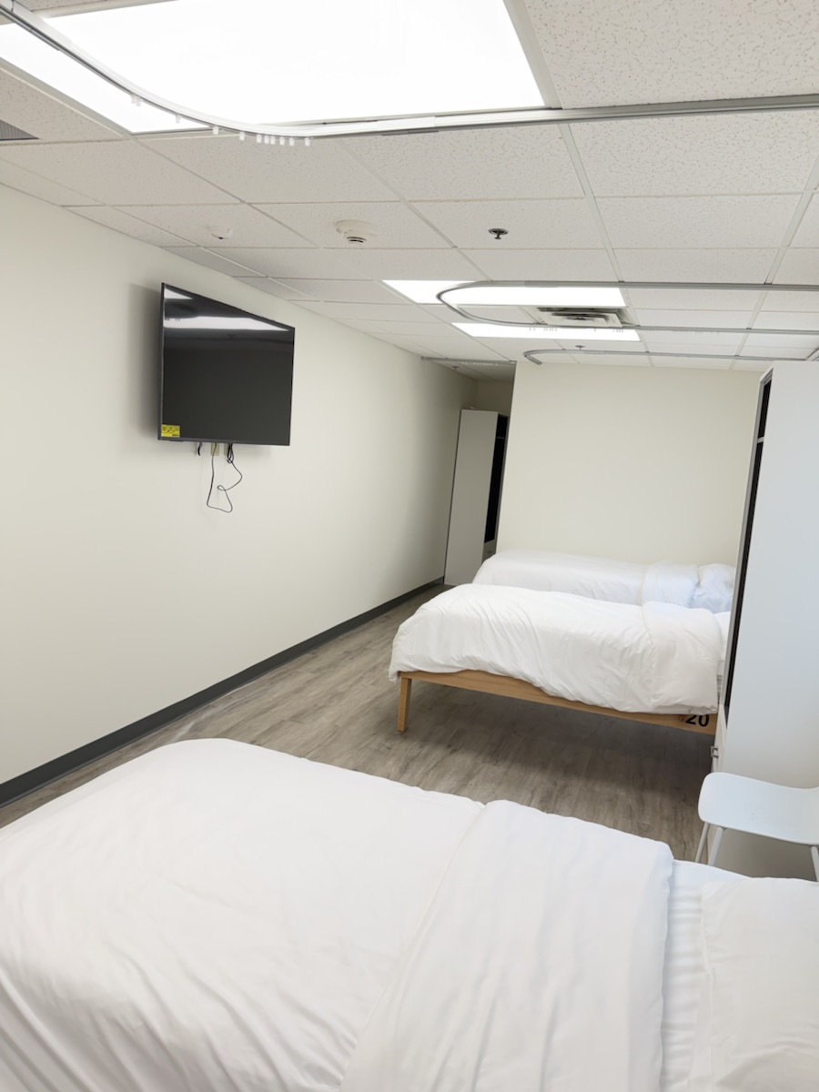Detox room with beds and wall-mounted TV